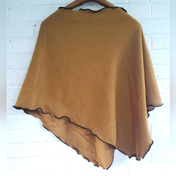 Vintage Women's Reversible Poncho. Camel color. One size. - Picture 5 of 12